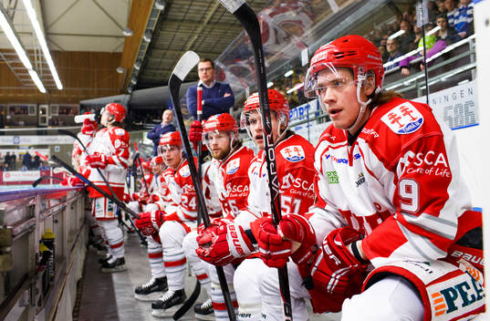 Timrås assisterande tränare Jens Öhman med spelarna