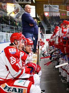 Timrås tränare Roger Forsberg med spelarna i båset