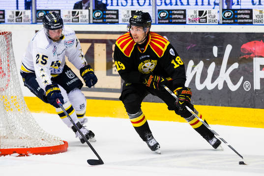 s Mattias Karlsson jagar Brynäs Anton Rödin