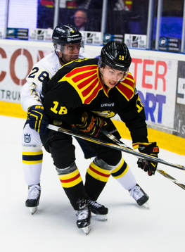 s Anton Bengtsson försöker stoppa Brynäs Anton Rödin