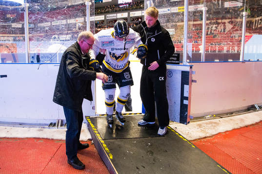 s Christoffer Törngren tvingas lämna isen