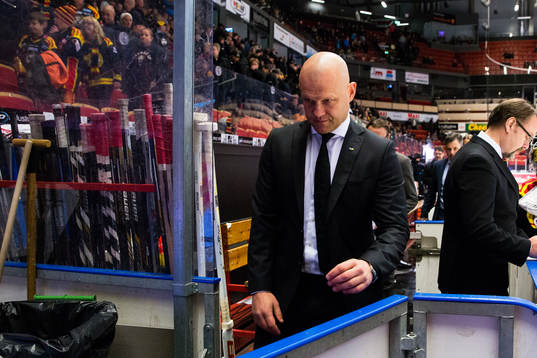 s tränare Andreas Johansson lämnar båset i periodpausen