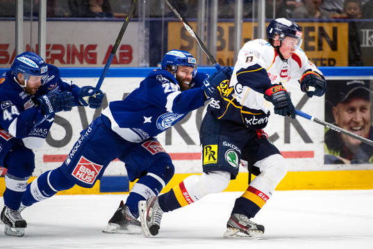 Leksands Mattias Guter och Joonas Rönnberg jagar