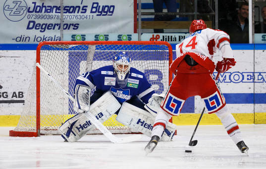 Timrås Emil Pettersson kvitterar till 1-1 bakom Karlskogas