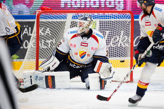 Skott från Leksands Linus Hultström , ej i bild, hamnar i
