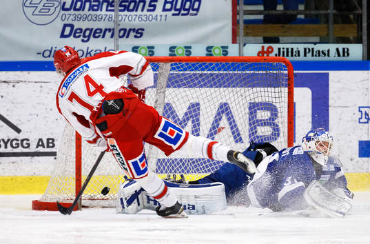 Timrås Emil Pettersson kvitterar till 1-1 bakom Karlskogas