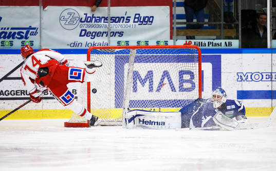 Timrås Emil Pettersson kvitterar till 1-1 bakom Karlskogas