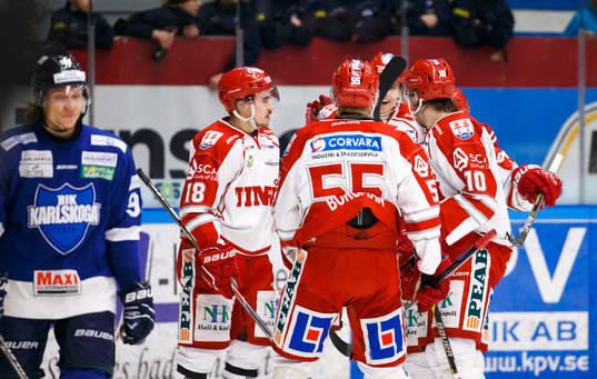 Timrås Emil Pettersson kvitterar till 1-1 och firas av