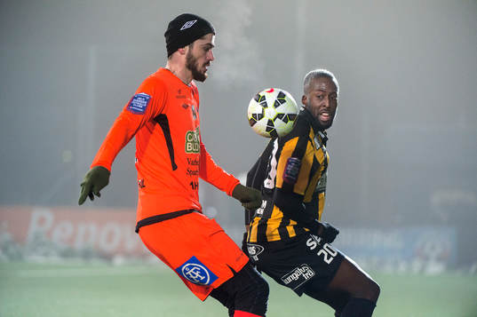 Varbergs Ajsel Kujovic och Häckens Roland Mukiibi