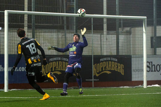 Häckens Dardan Rexhepi oroar framför Varbergs målvakt