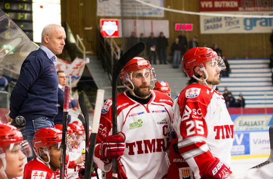 Timrås tränare Roger Forsberg ser deppig ut i båset