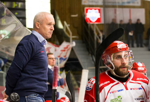 Timrås tränare Roger Forsberg och Timrås Per Hallin ser