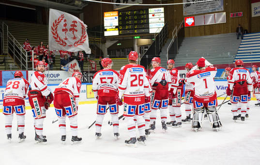 Timrås-spelare tackar supportrarna på läktaren