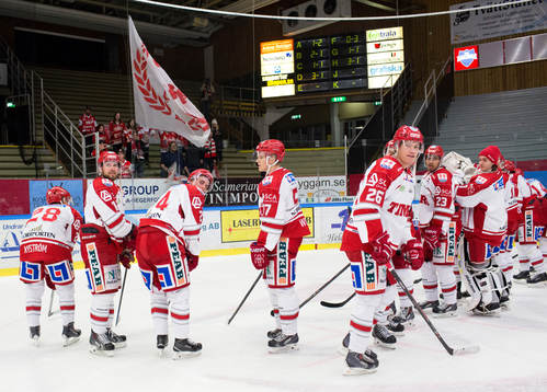 Timrås spelare tackar supportrarna på läktaren