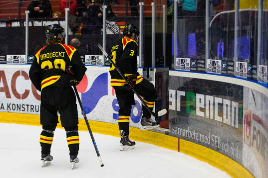 Brynäs Adam Brodecki och Christian Djoos kliver av isen