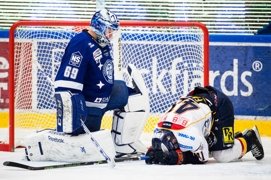 Djurgårdens Alexander Falk har ont