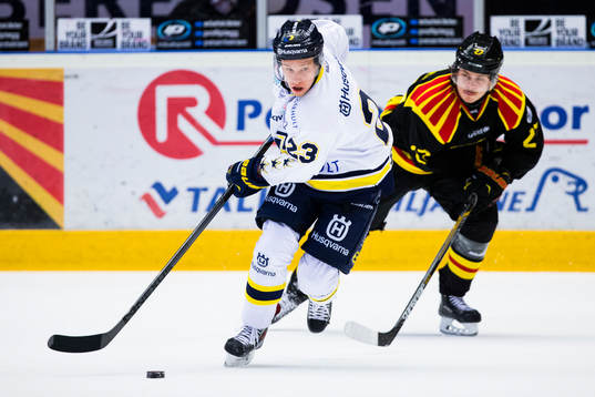 s Sebastian Strandberg jagas av Brynäs Alexander Lindgren