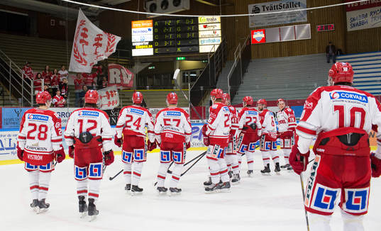 Timrås-spelare tackar supportrarna på läktaren