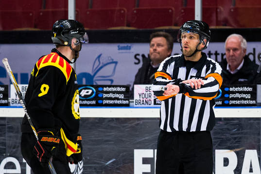 Brynäs Niclas Andersén visas ut av domare Markus Linde
