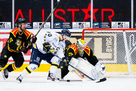 Brynäs Simon Bertilsson och målvakt Bernhard Starkbaum