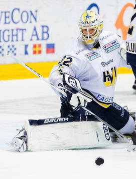 s målvakt Gustaf Wesslau med en räddning