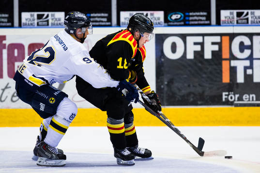 s Teemu Laine i kamp om pucken med Brynäs Anton Rödin