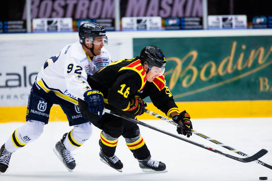 s Teemu Laine i kamp om pucken med Brynäs Anton Rödin