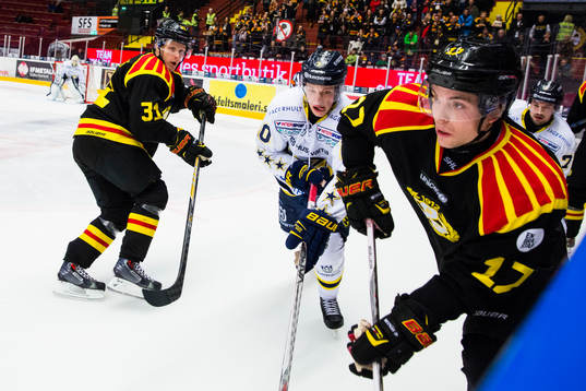 Brynäs Daniel Mannberg håller blicken på Brynäs Pathrik