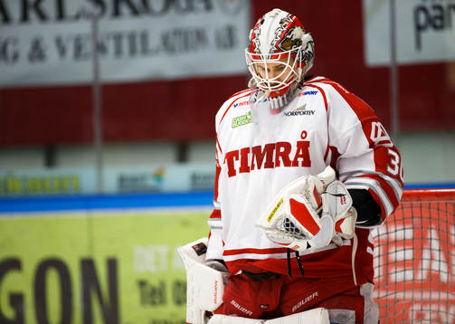 Timrås målvakt Mika Norja ser deppig ut