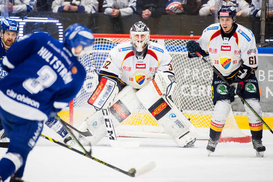 Leksands Linus Hultström avlossar skott mot Djurgårdens