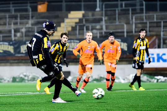 Häckens Simon Gustavsson gör 1-1 på straff