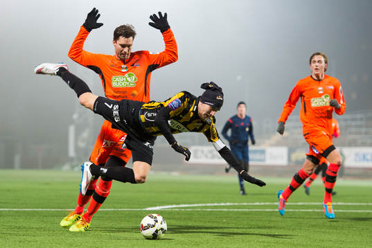 Varbergs Peter Nyström fäller Häckens Simon Gustavsson