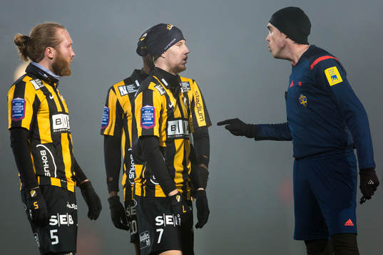 Domare Magnus Lindegren säger till Häckens Simon