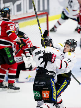 Asplövens Sam Marklund har gjort 1-2 och jublar
