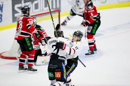 Asplövens Sam Marklund har gjort 1-2 och jublar