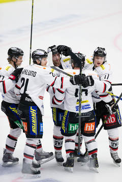 Asplövens Sam Marklund har gjort 1-2 och jublar