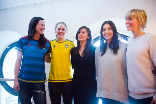 Lotta Schelin och Lisa Dahlkvist med designers