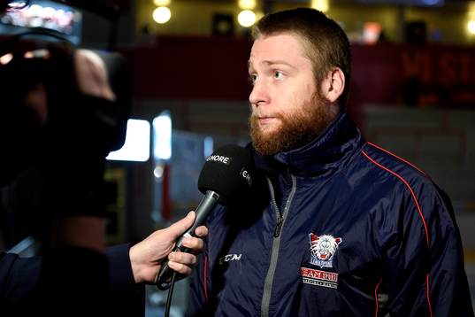 Linköpings Jonas Junland blir intervjuad av C More innan