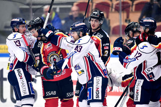 Luleås Johan Forsberg och Linköpings Nichlas Hardt bråkar
