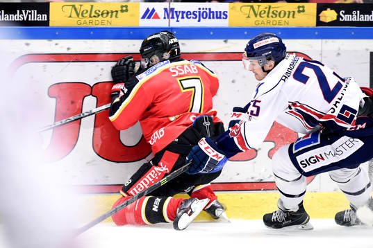 Linköpings Johannes Salmonsson tacklar Luleås Jan