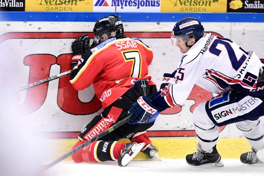 Linköpings Johannes Salmonsson tacklar in Luleås Jan
