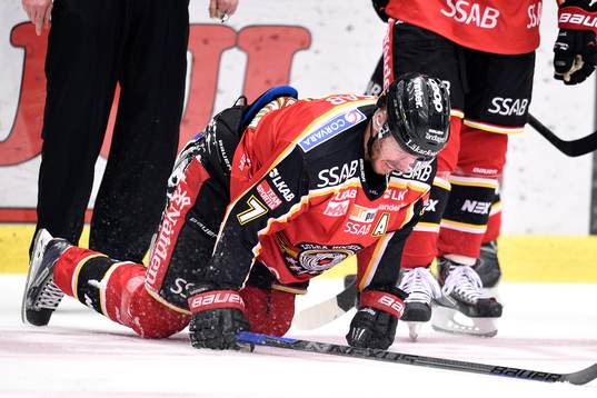 Luleås Jan Sandström ligger på isen med smärtor