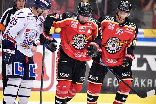 Linköpings Johannes Salmonsson ber Luleås Jan Sandström