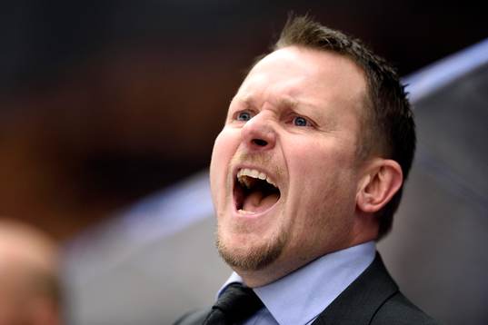 Luleås huvudtränare Joakim Fagervall skriker på domarna