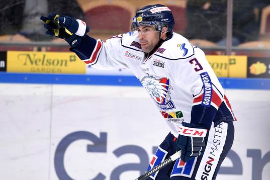 Linköpings Kent McDonell tar ner pucken med handen