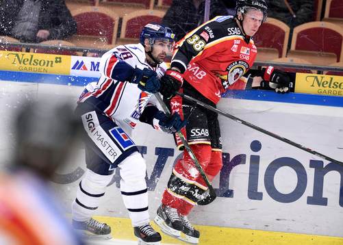 Linköpings Daniel Rahimi tacklar Luleås Lars Bryggman
