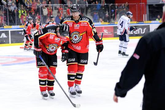 Luleås Johan Harju hjälper skadade Jan Sandström av isen