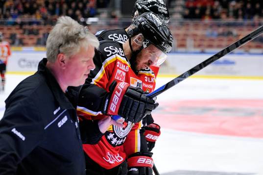 Luleås Johan Harju hjälper skadade Jan Sandström av isen