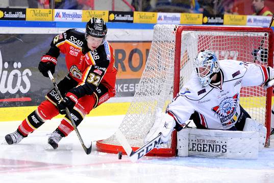 Luleås Lennart Petrell bryter in framför mål