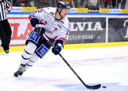 Linköpings Johannes Salmonsson med pucken